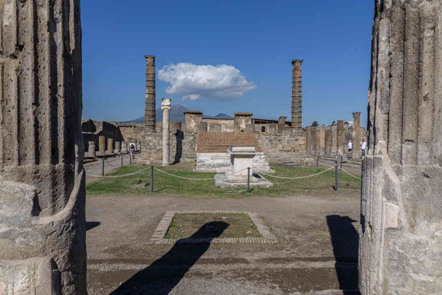 113 - Italia - Pompeya - parque arqueológico de Pompeya - Santuario de Apolo.jpg